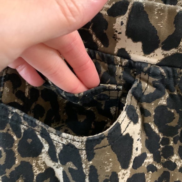 YMI Jeans Distressed Leopard Print Medium Jogger Jean High Rise Pockets New - Picture 8 of 14